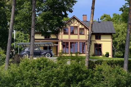 Suède, archipel de Stockholm, Lännerstasundet, belle villa et voiture de collection