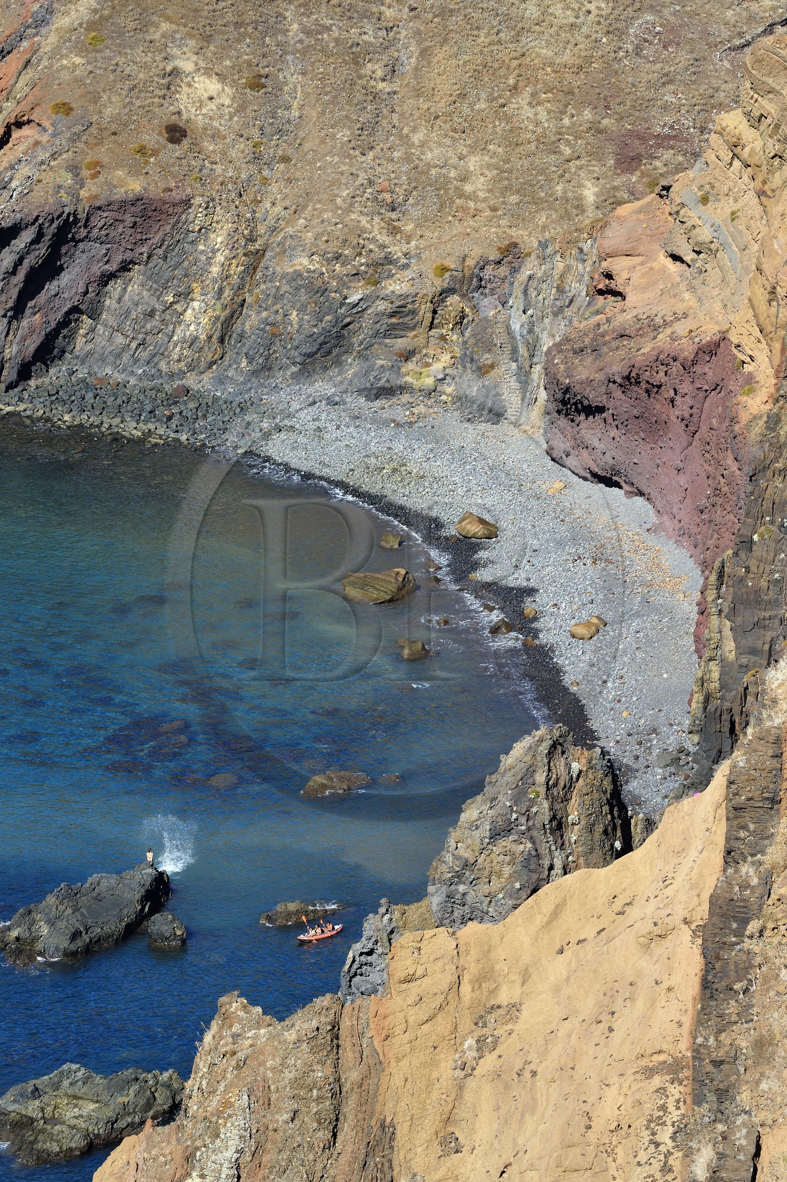 Portugal, Ile de Madère, randonnée dans la réserve naturelle de la Ponta de Sao Lourenço (pointe Saint Laurent) à l'extrême Est de l'ile, kayak s'éloignant de la plage de galets dans la baie d'Abra