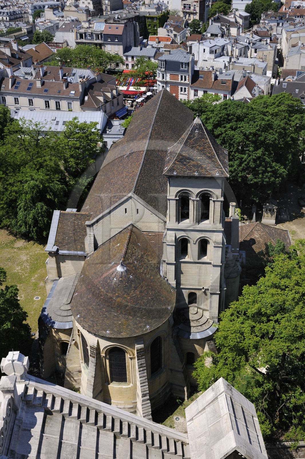 France, Paris (75), l'église Saint-Pierre de Montmartre derrière la place du Tertre