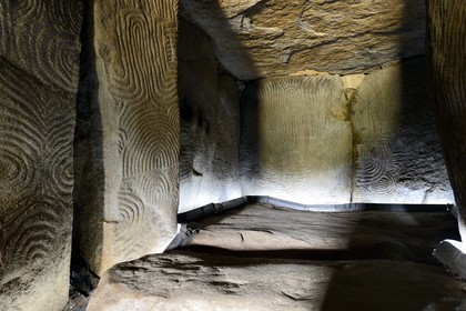 France, Morbihan (56), Golfe du Morbihan, galerie couverte entièrement gravée du Cairn de Gavrinis 3500 avant JC
