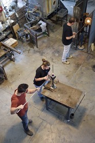 France, Moselle (57), Meisenthal, Centre international d’Art verrier (CIAV), l'atelier de soufflage, fabrication artisanale d'une boule de Noël