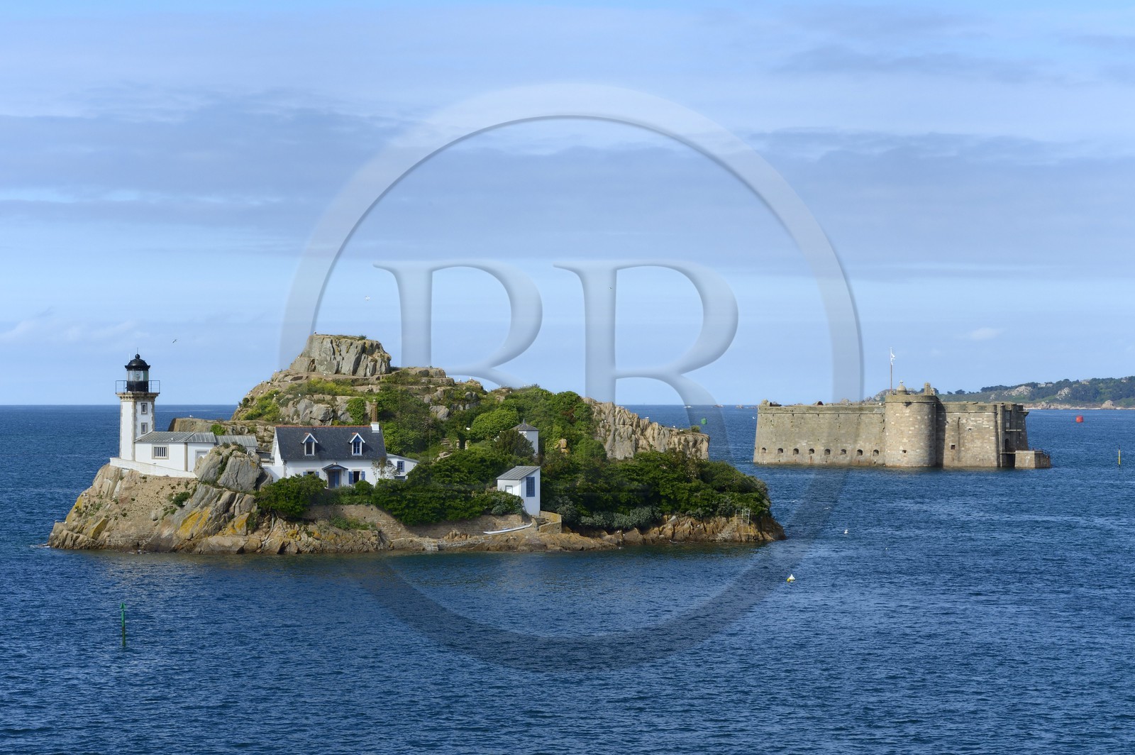 France, Finistère (29), baie de Morlaix, Carantec,  maison-phare de l'Ile Louet (aussi une maison d'hôtes en saison estivale) et le château du Taureau construit par Vauban au XVIIe siècle