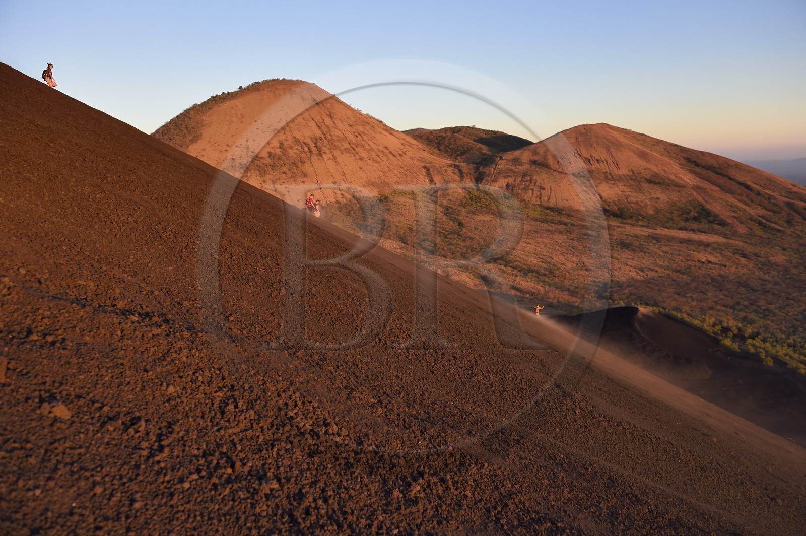 Nicaragua, région de Leon, Volcan Cerro Negro dans la cordillère des Maribios (ou Marrabios), homme courant dans les cendres de la pente du volcan