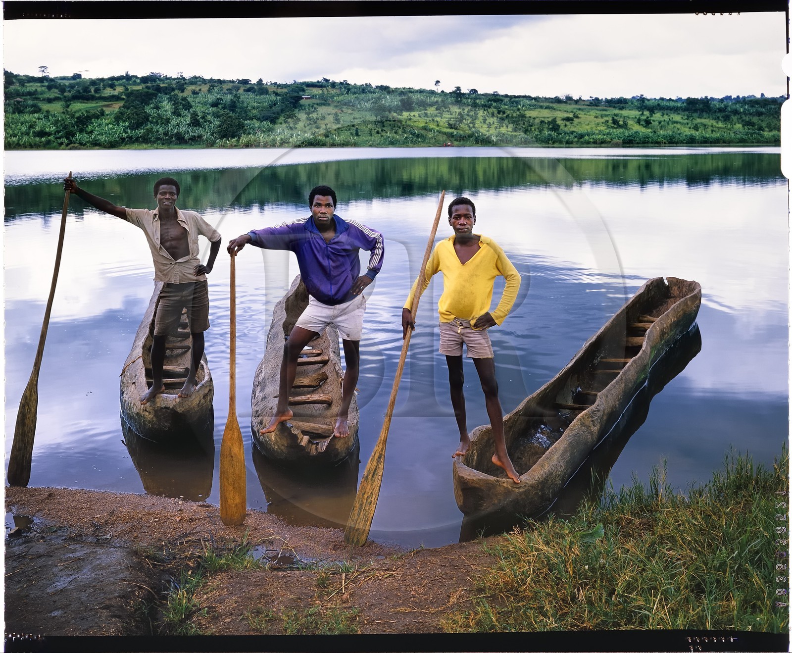 Burundi, Kirundo Province, lake Cyohoha South also called Cohoha lake, boatmen on their canoes carved from a single trunk, on the other side the Rwanda (4x5 reversal film reproduction)