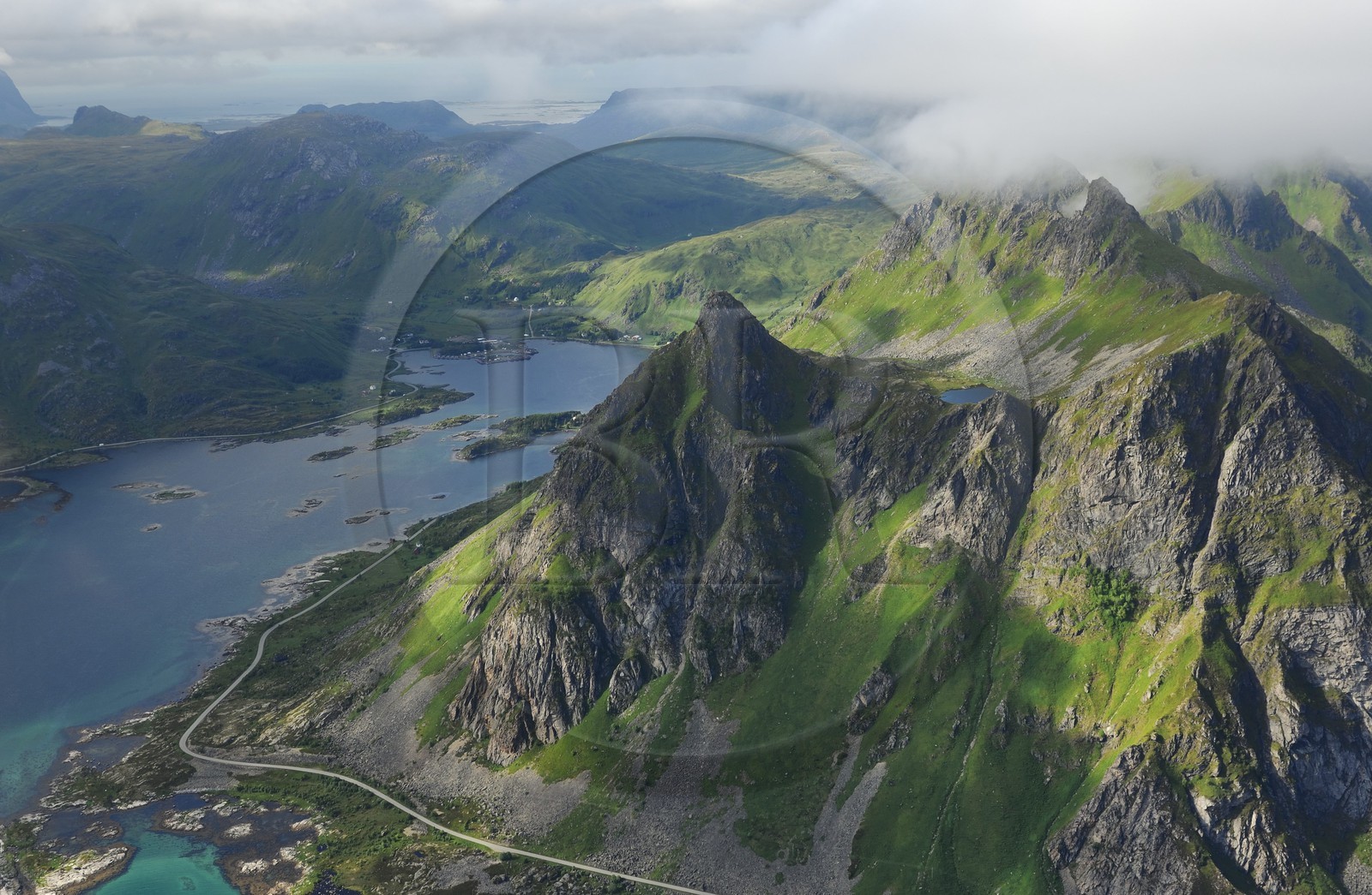 Norvège, Nordland, Iles Lofoten, Ile de Vestvagoy (vue aérienne)