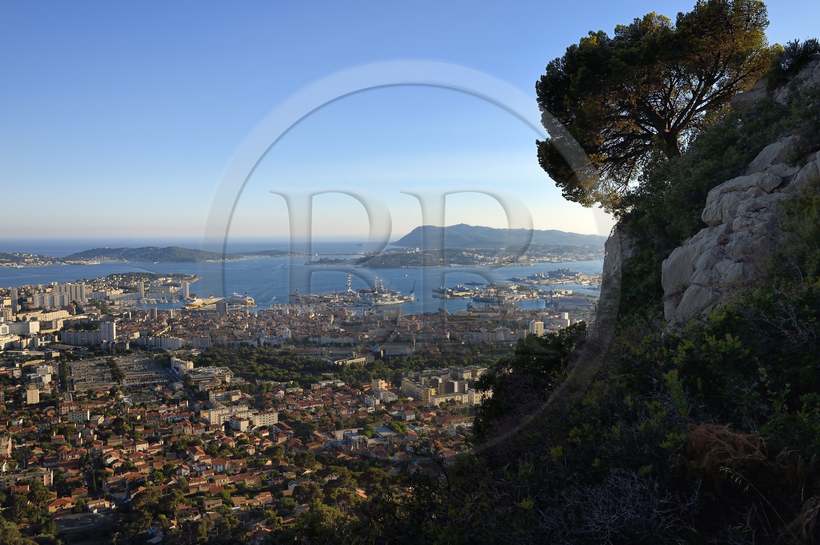 France, Var (83), Toulon, la rade depuis le Mont Faron, la base navale et le Cap Sicié en arrière plan