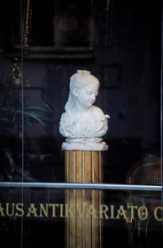 Lituanie (Pays Baltes), Vilnius, devanture d'un antiquaire dans la vieille ville