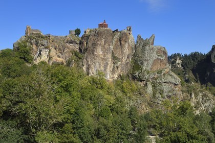 France, Haute-Loire (43), vallée de la Loire, Arlempdes, labellisé les Plus beaux villages de France, ruines du chateau perché sur un rocher basaltique (dyke volcanique)