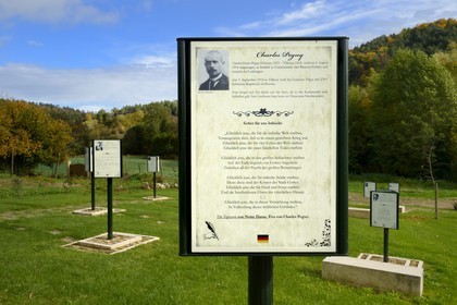 France, Meuse (55), Parc régional de Lorraine, Cotes de Meuse, le Jardin Littéraire de Saint-Remy-la-Calonne, 16 panneaux en 3 langues (Français, Allemand et Anglais) évoquant au travers d'extraits de leurs textes le vécu et les réflexions d'écrivains combattants emblématiques de la Grande Guerre