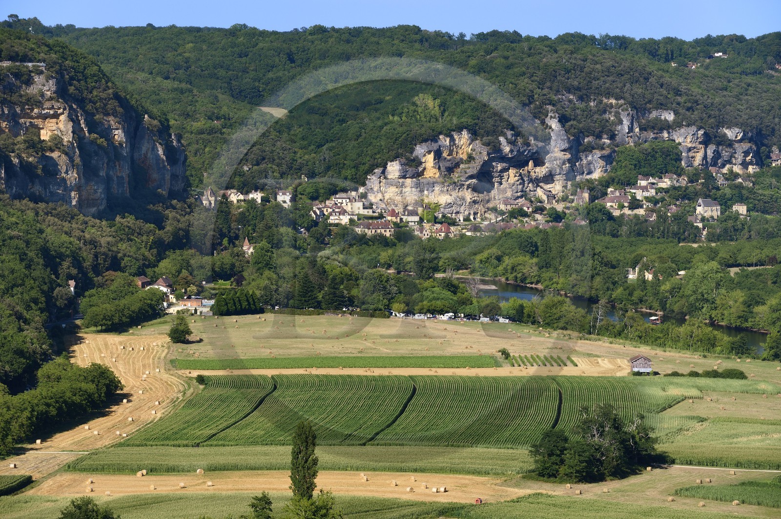France, Dordogne (24), Périgord Noir, vallée de la Dordogne, La Roque-Gageac, labellisé Les Plus Beaux Villages de France, gabare sur la Dordogne