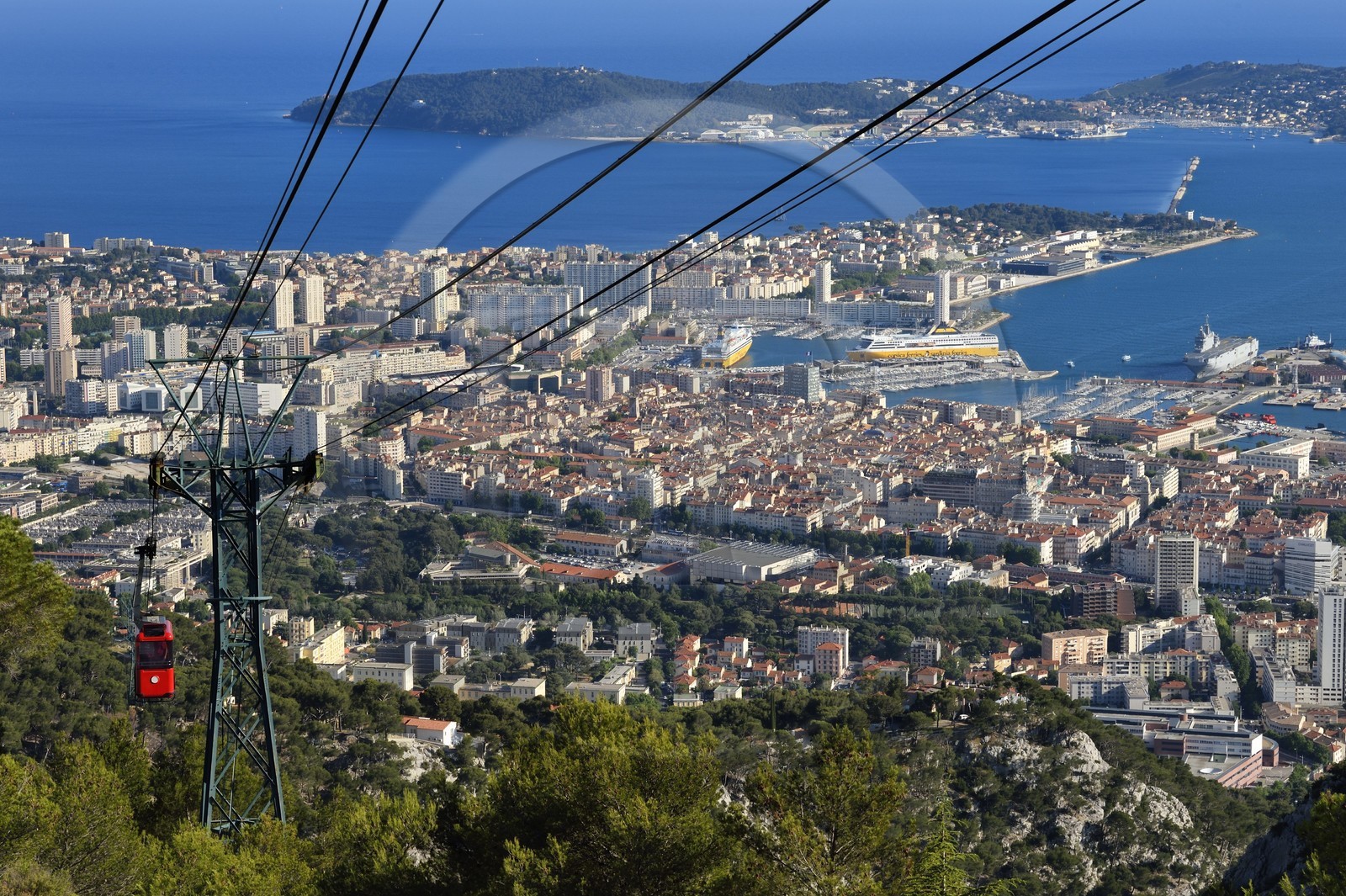 France, Var (83), Toulon, le téléphérique depuis le Mont Faron, la ville et le port militaire (Arsenal) ainsi que la presqu'Ile de Saint-Mandrier dans la rade en arrière plan