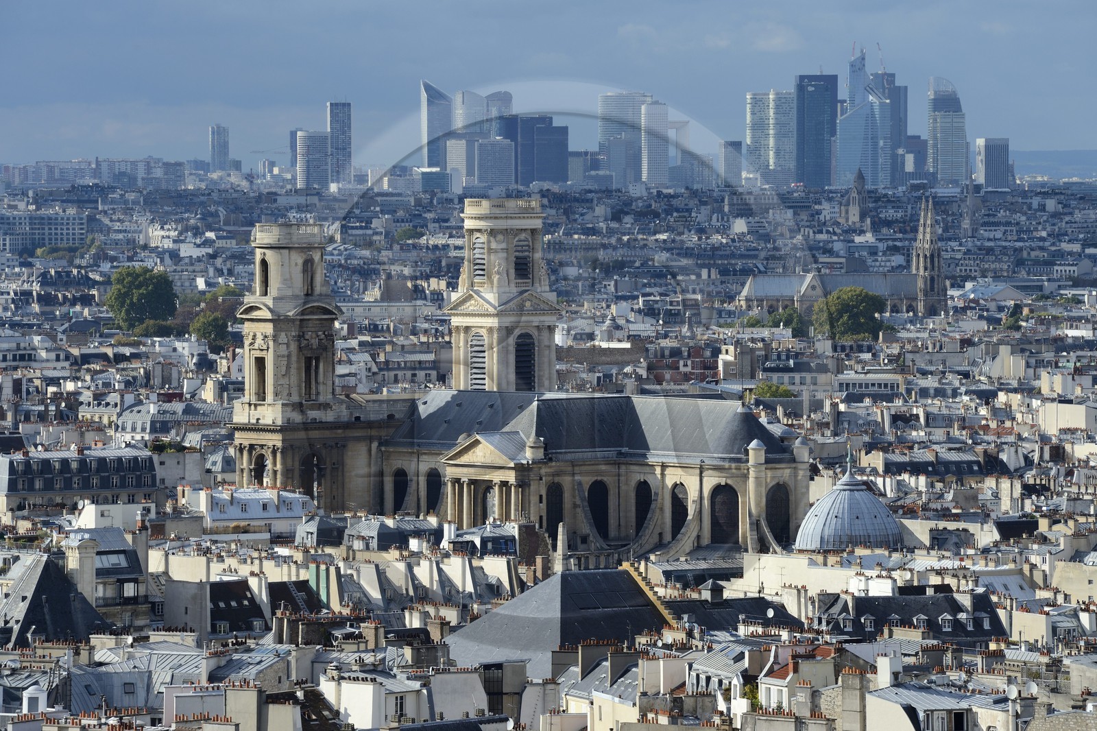 France, Paris (75), Quartier Latin, l'église Saint-Sulpice et le quartier de la Défense en arrière plan