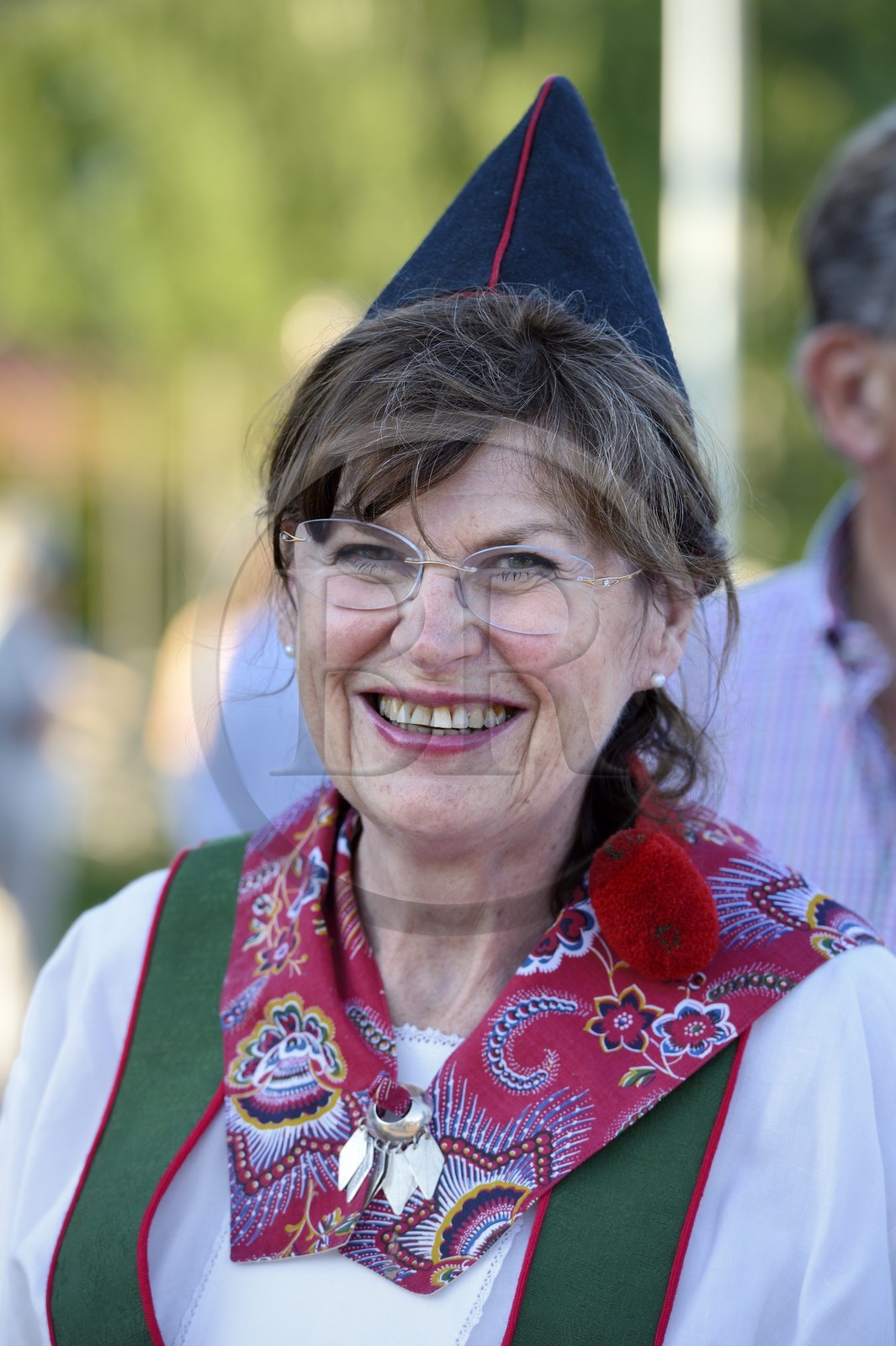 Suède, comté de Dalécarlie, région de Leksand, célébrations du solstice d'été dans le petit hameau de Hjulbäck, femme en costume traditionnel
