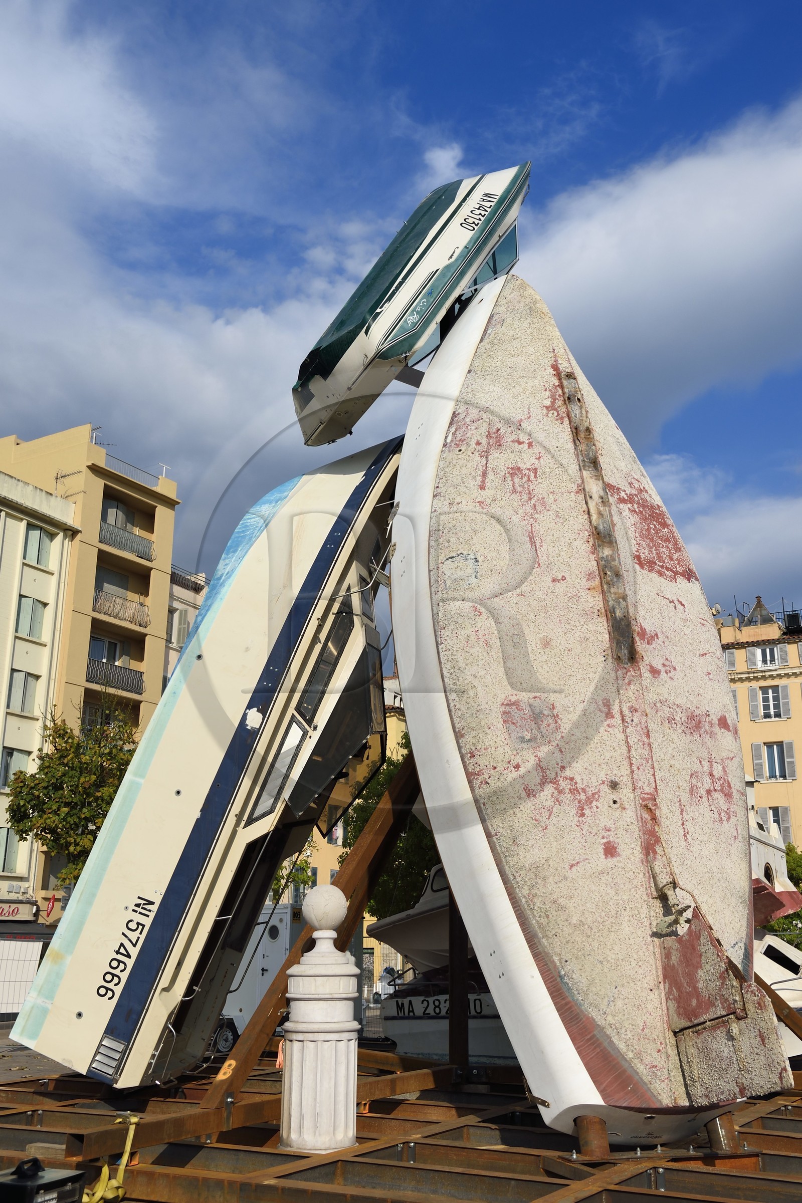 France, Var (83), Toulon, Place Monsenergue, installation monumentale éphémère à partir de bateaux abandonnés de l'artiste Tadashi Kawamata