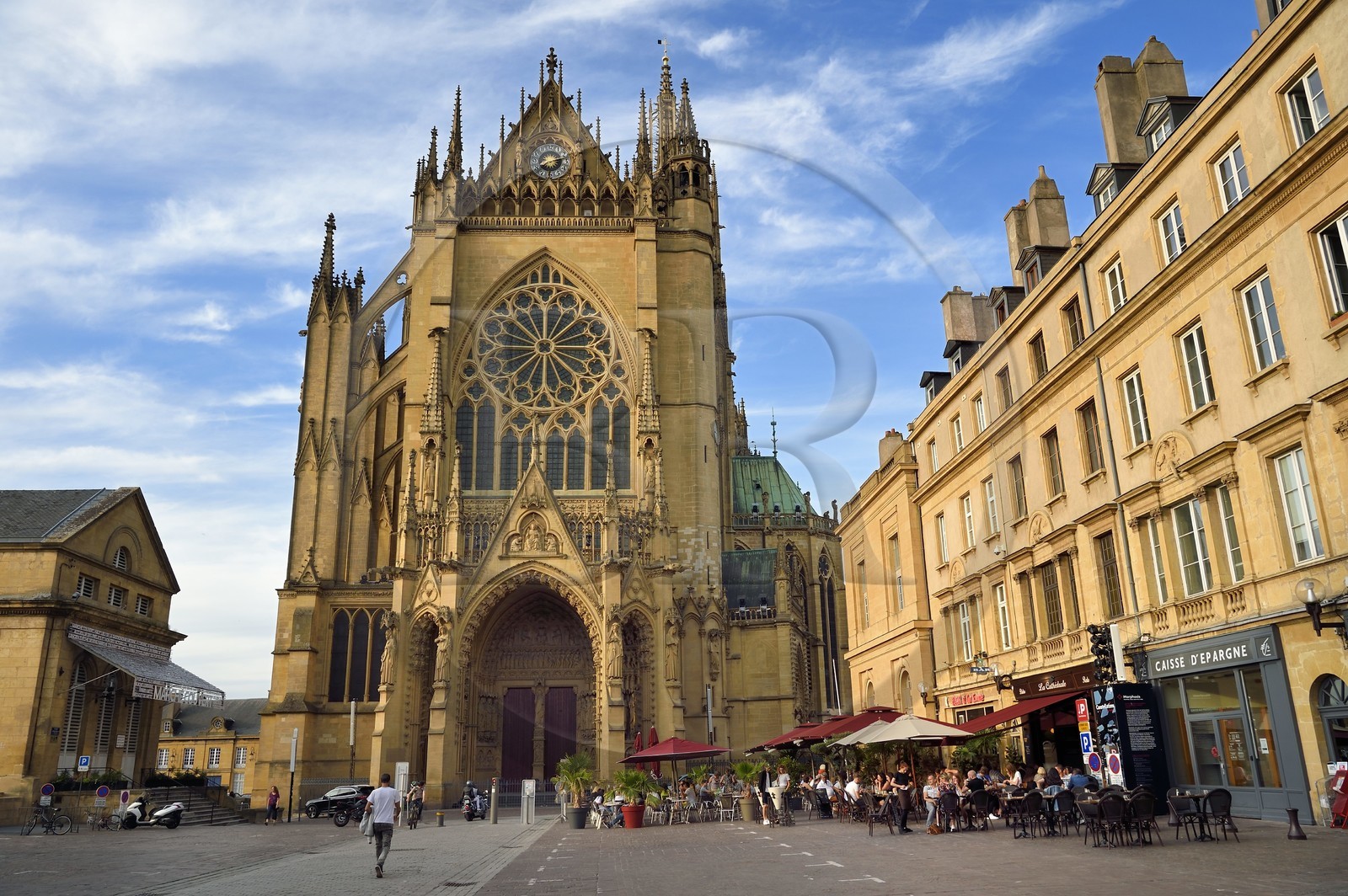 France, Moselle (57), Metz, la cathédrale Saint-Etienne en pierre de Jaumont, la facade occidentale au-dessus du portail principal dit portail de la Vierge et terrasse de Café place Jean Paul 2