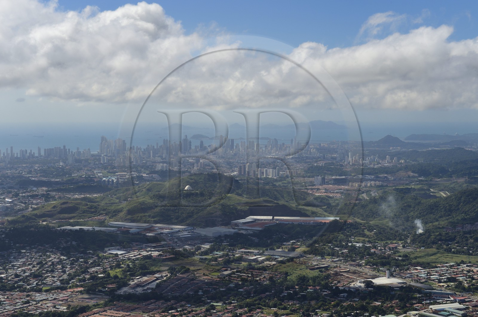 Panama, les gratte-ciels de Panama City et sa banlieue en premier plan (vue aérienne)