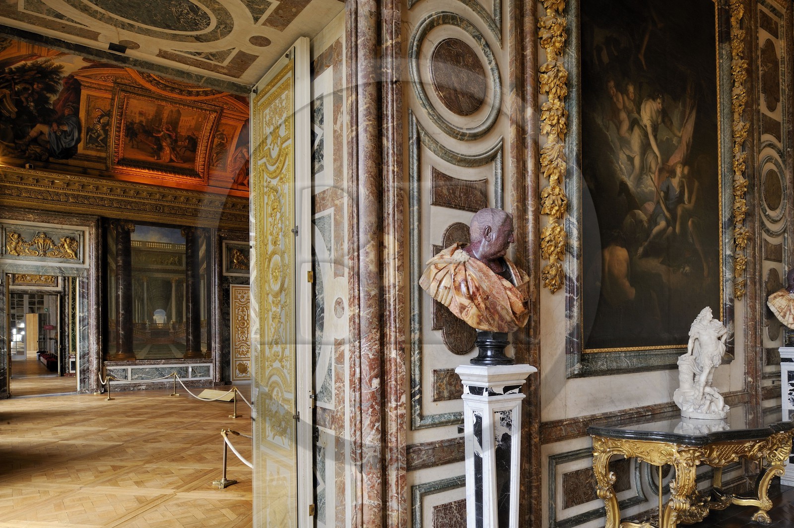France, Yvelines (78), château de Versailles, classé Patrimoine Mondial de l'UNESCO, les Grands Appartements, salon de Diane et salon de Venus en arrière plan