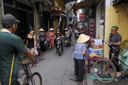 Vietnam, Hanoi, Le Duan district in the old town, traditional shopping street