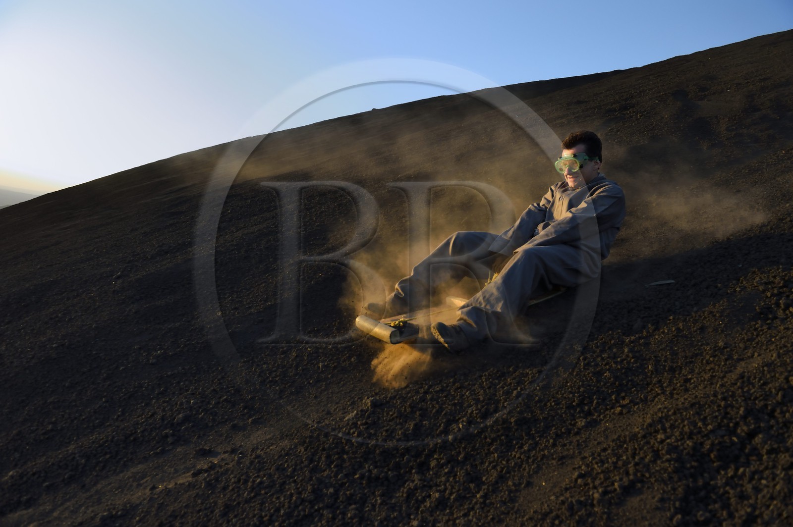 Nicaragua, région de Leon, Volcan Cerro Negro dans la cordillère des Maribios (ou Marrabios), Volcano surfing également connu comme ash boarding dans les cendres du volcan