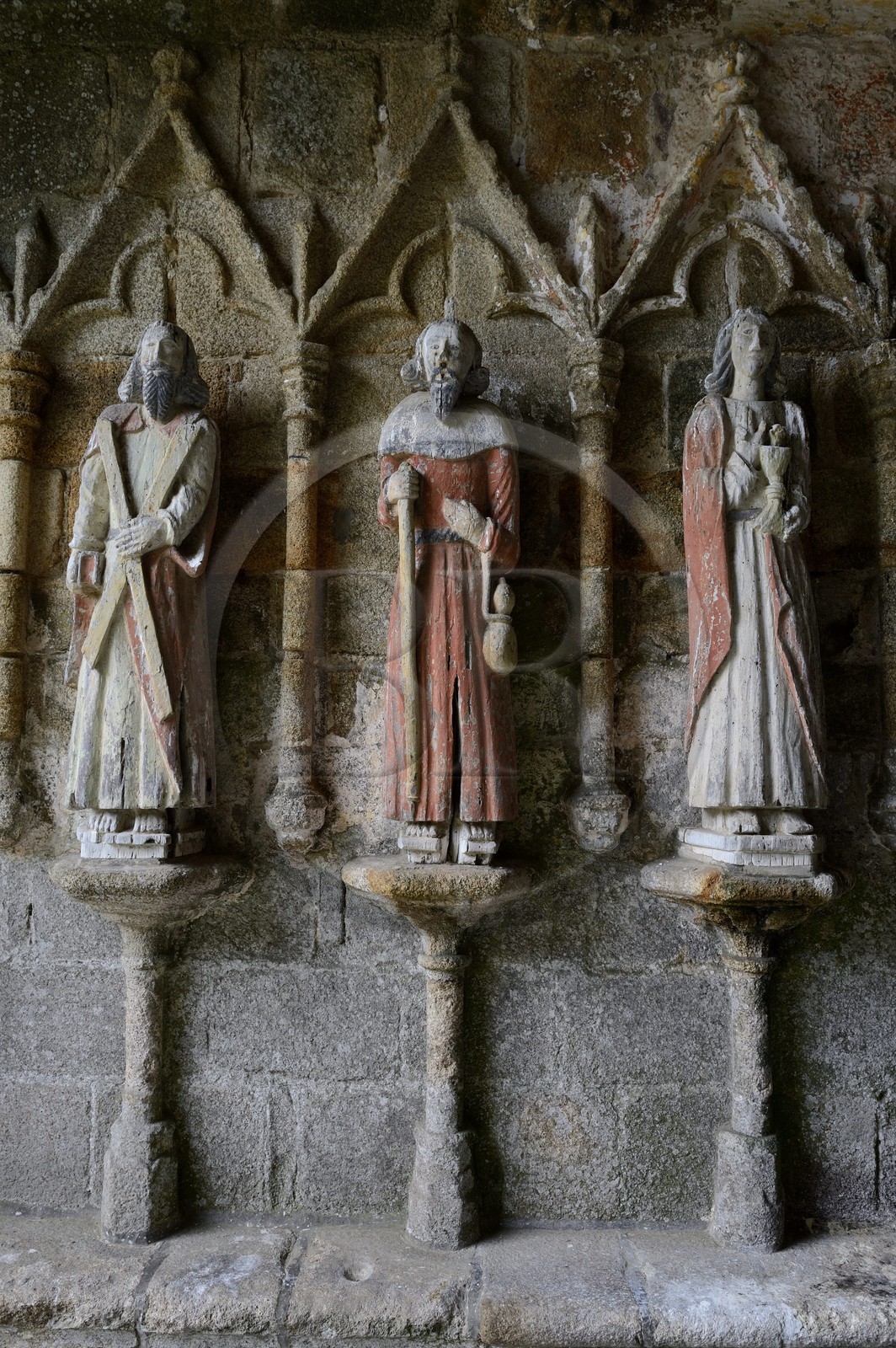 France, Côtes-d'Armor (22), Plouha, chapelle de Kermaria an Iskuit, statues en bois polychrome des douze apotres sous le porche