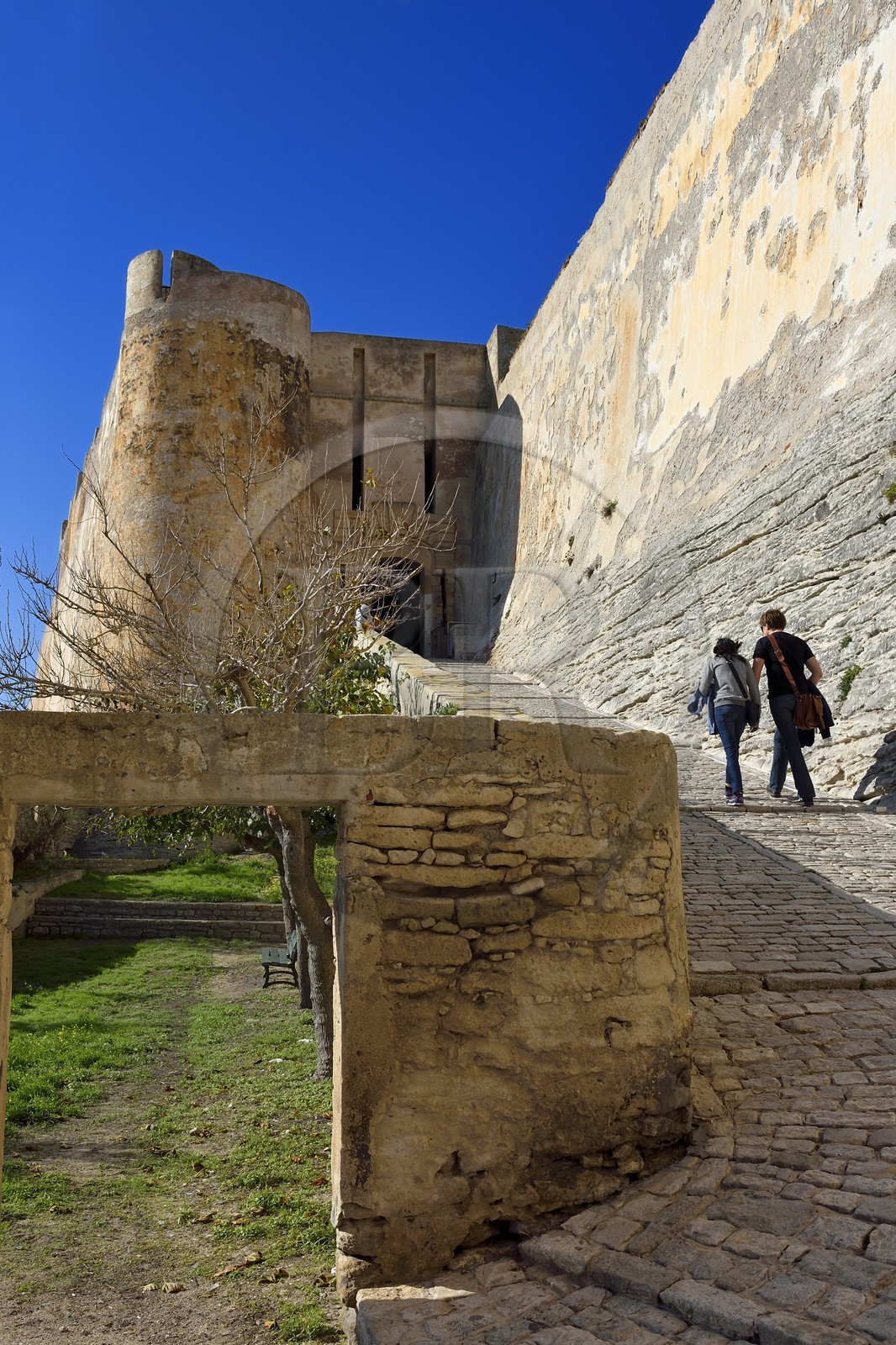 France, Corse-du-Sud (2A), Bonifacio, Ville Haute, accès à la citadelle par la montée Saint Roch et la Porte de Gênes