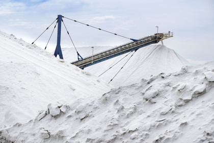 France, Gard (30), Aigues-Mortes, le salin d'Aigues-Mortes (Salins du Midi), montagne de sel stocké