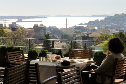 Turquie, Istanbul, quartier de Beyoglu, vue sur le Bosphore depuis l'hôtel Tomtom Suites