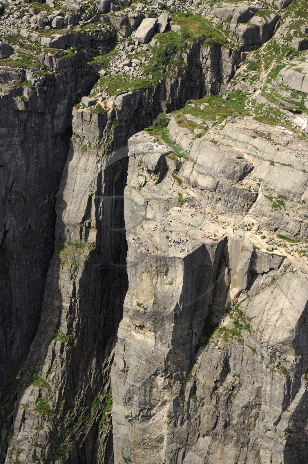 Norvège, Rogaland, randonneurs rocher de la Chaire (Preikestolen) dans le Lysefjord - fjord de Lysebotn (vue aérienne)