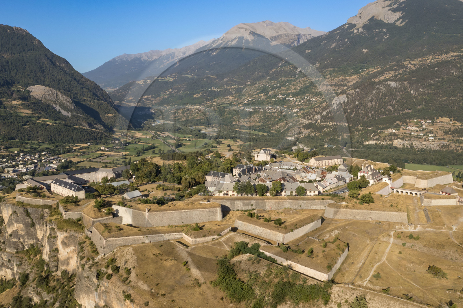 France, Hautes Alpes (05), Mont-Dauphin, citadelle édifiée par Vauban, classée Patrimoine Mondial de l'UNESCO (vue aérienne)