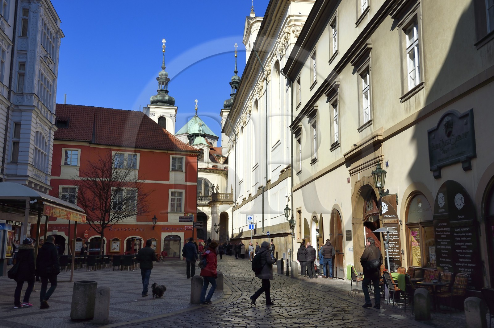 République Tchèque, Prague, centre historique classé Patrimoine Mondial de l'UNESCO, la vieille ville (Stare Mesto), petite place de la rue Karlova et la Clementinum en arrière plan