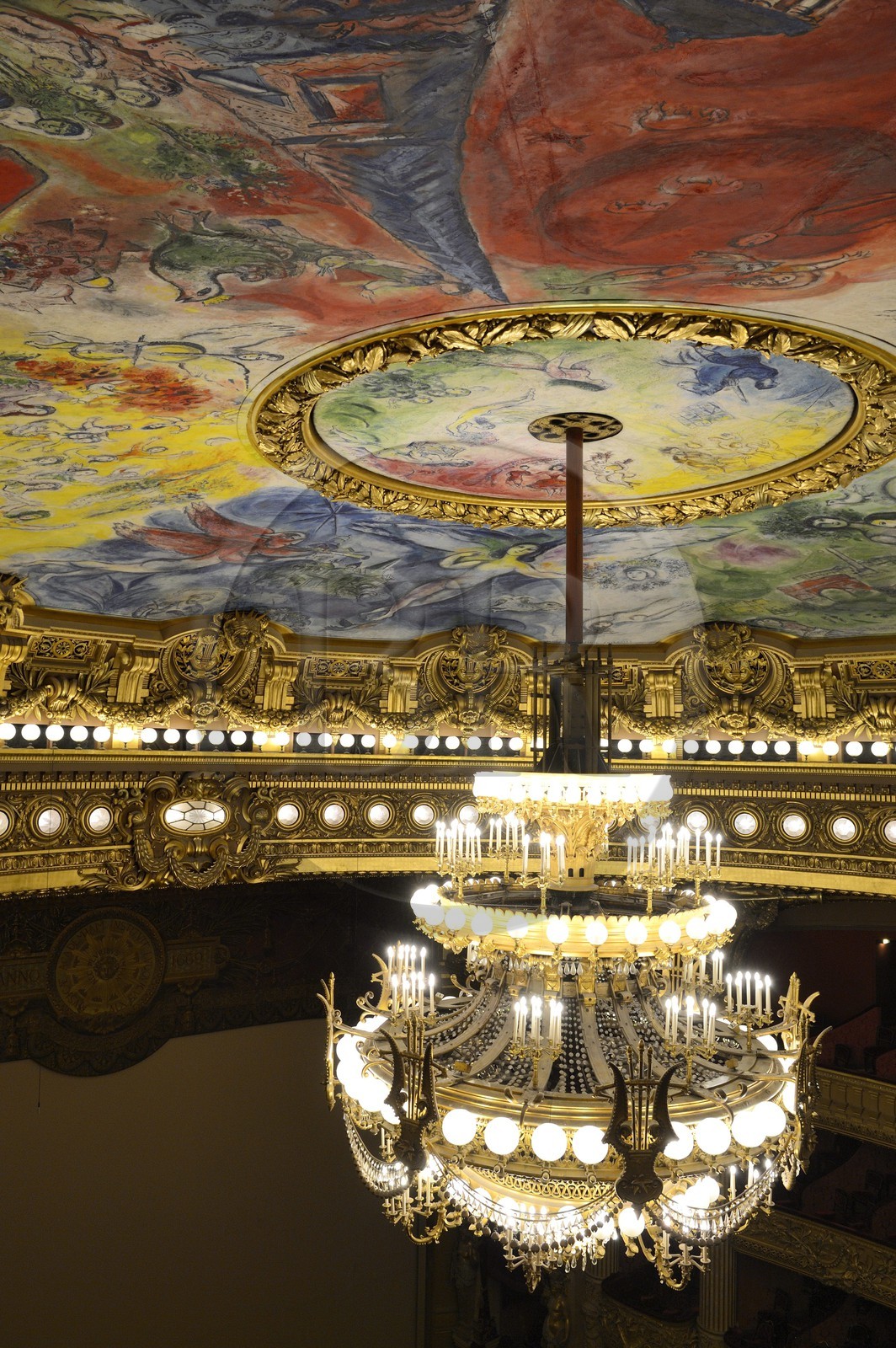France, Paris (75), Opéra Garnier, la coupole du plafond décoré par Marc Chagall dans la grande salle et le grand lustre de 7 à 8 tonnes créé par Garnier