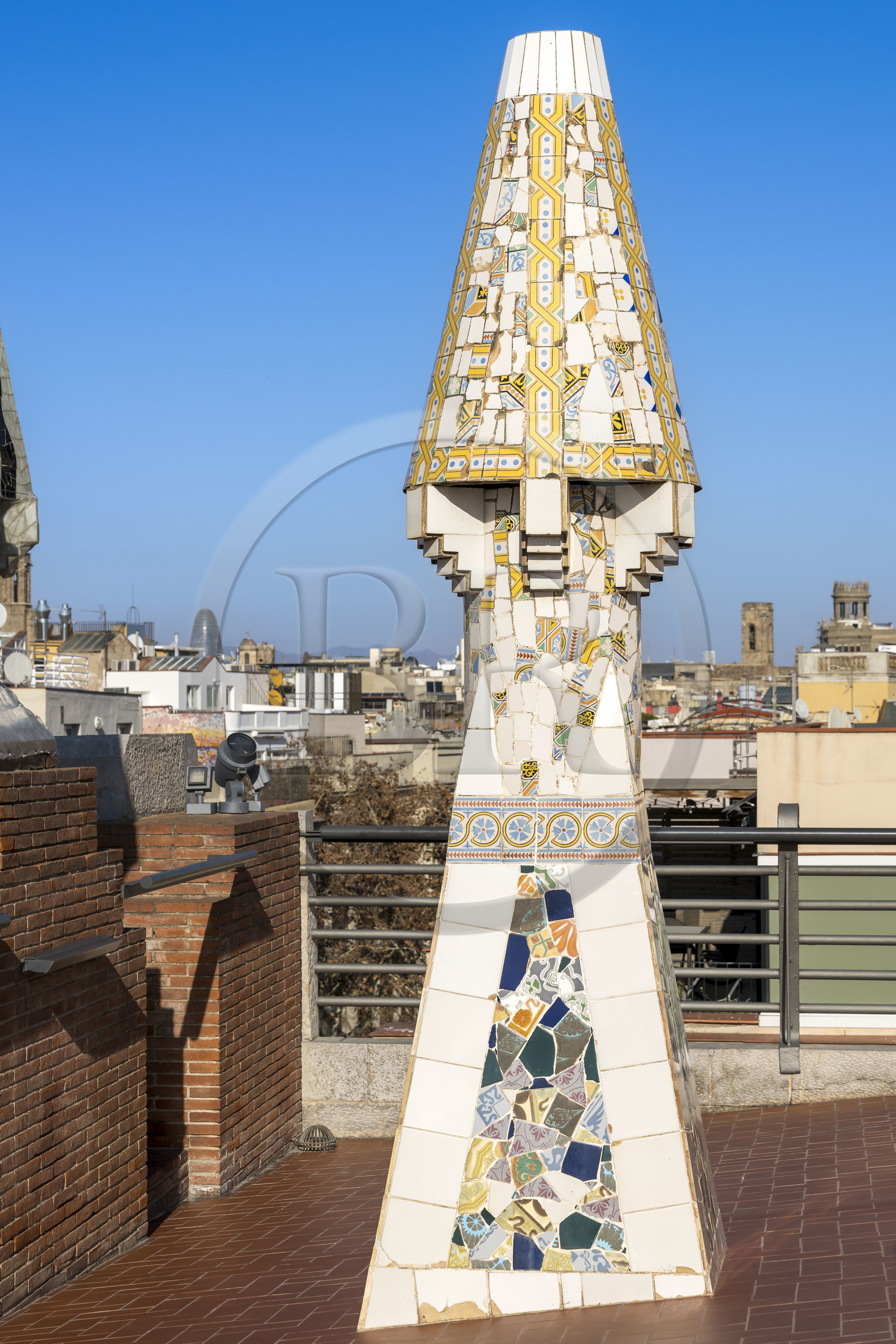 Espagne, Catalogne, Barcelone, le Palais Güell (Palau Güell) construit entre 1886 et 1891 et réalisé par l'architecte du modernisme catalan Antoni Gaudi, site classé au Patrimoine Mondial de l'UNESCO, cheminées et tours d'aération sur le toit terrasse