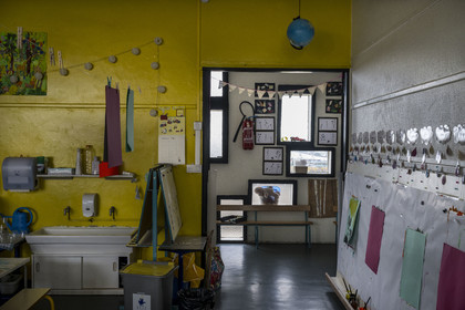 France, Loire-Atlantique (44), banlieue de Nantes, Rezé, la Maison Radieuse par l'architecte Le Corbusier, l'école maternelle installée sur le toit-terrasse, salle de classe