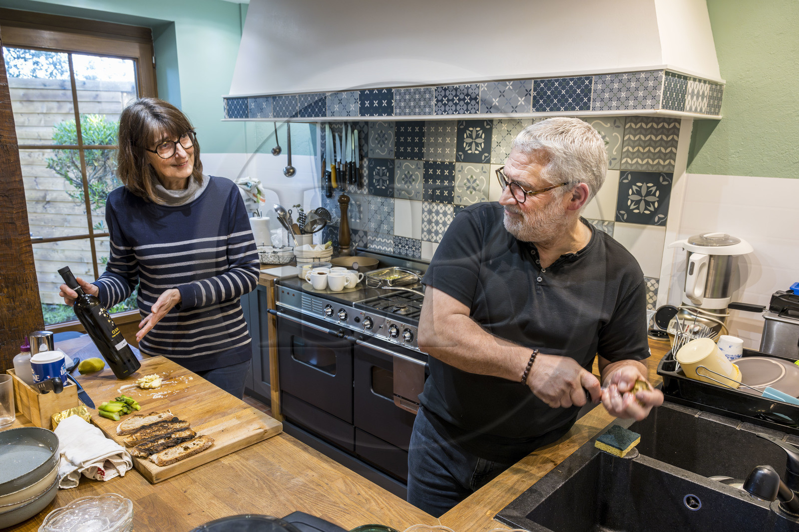 France, Vendée (85), Jard-sur-Mer, la maison d'hotes le Clos de la Vinière, Fabienne et Loïc Ammon sont en cuisine pour préparer un diner raffiné