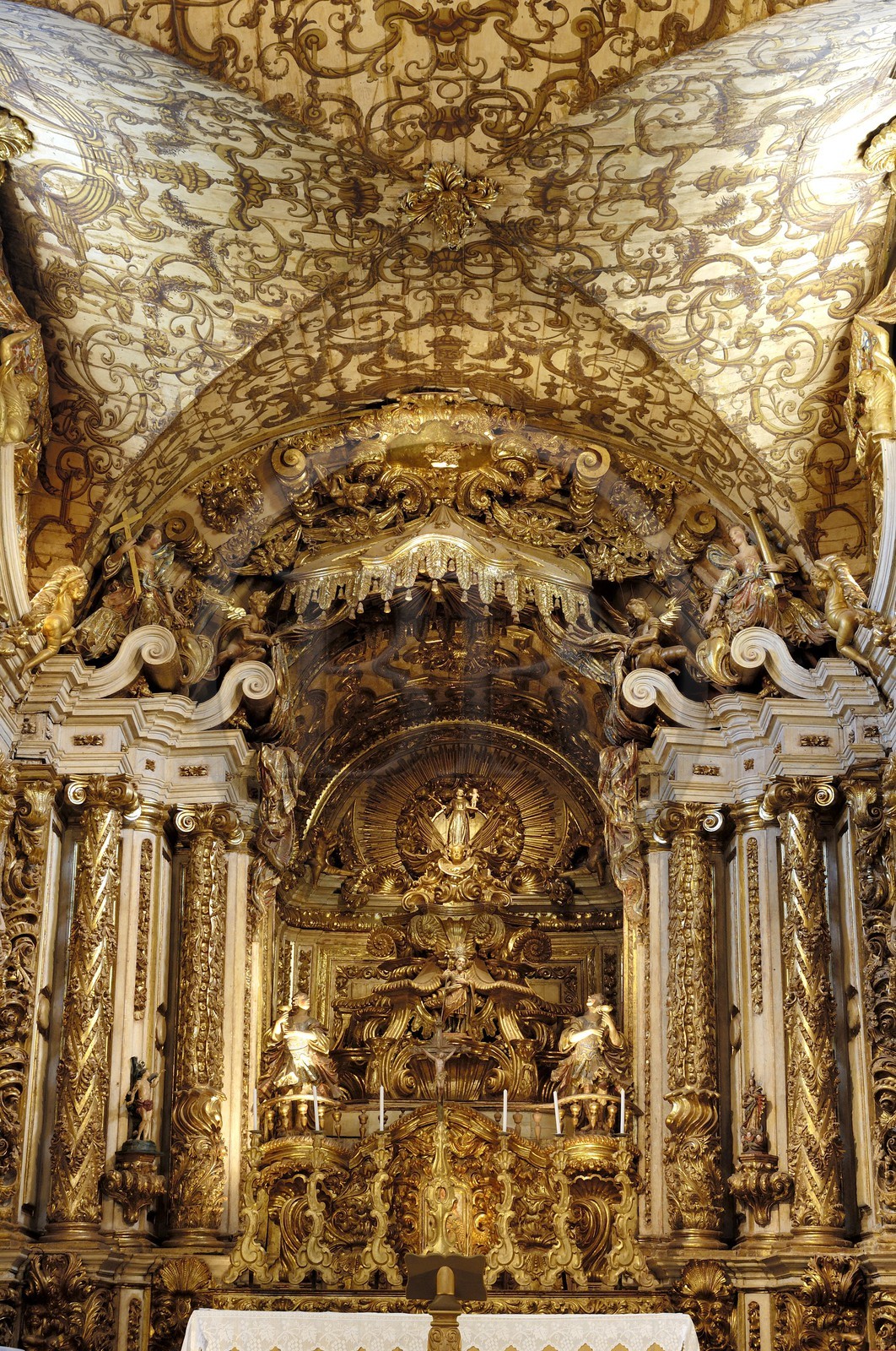 Brazil, Minas Gerais state, Tirandentes, Matriz de Santo Antonio, Santo Antonio church, high altar covered with gold leaf and statue of St. Anthony (Gold Route, Estrada Real)