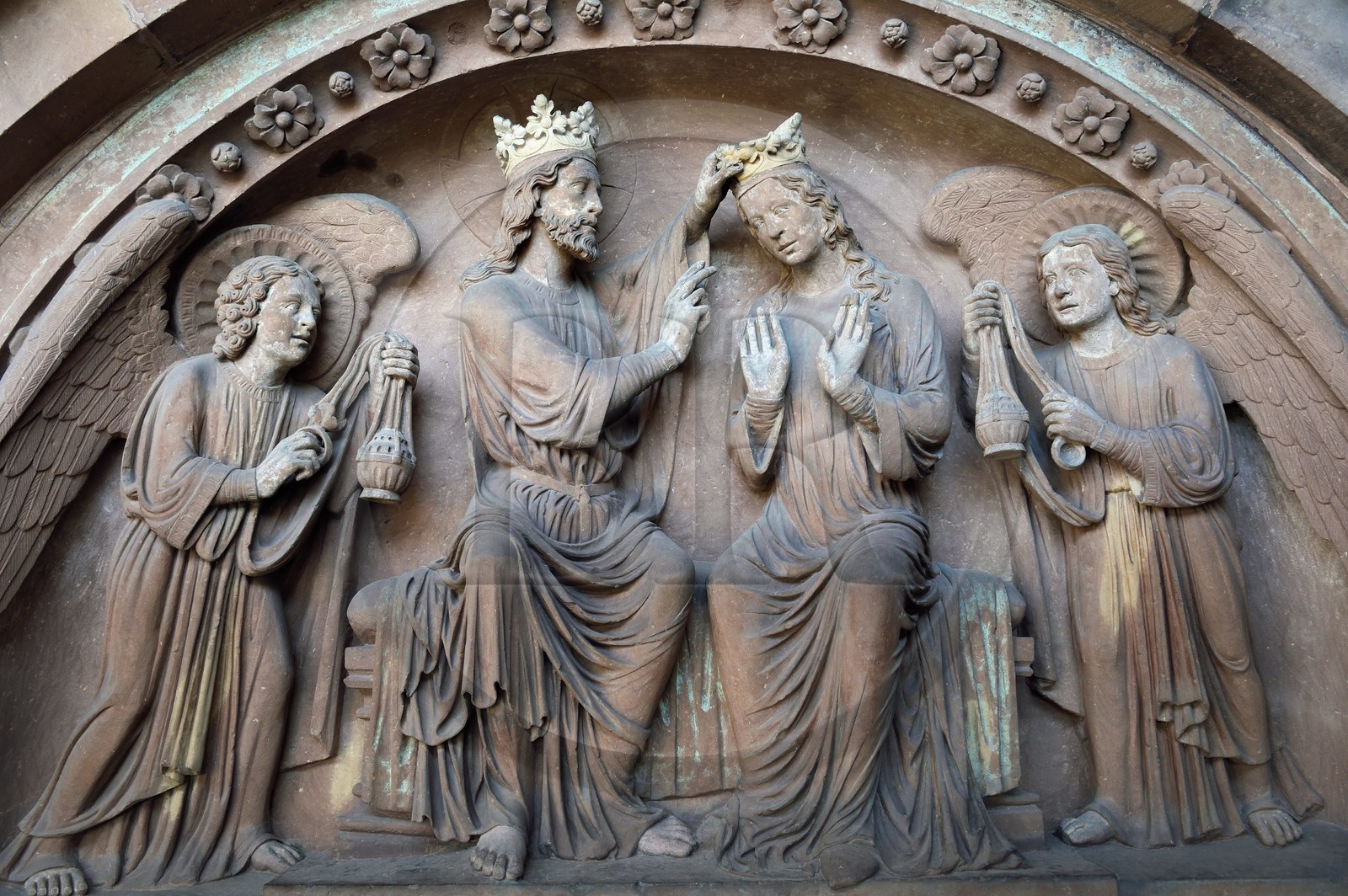 France, Bas-Rhin (67), Strasbourg, vieille ville classée au Patrimoine Mondial de l'UNESCO, la cathédrale Notre-Dame, Portail du Jour du jugement, le couronnement de la Vierge, reine du ciel et symbole de l'Église, elle est couronnée par le Christ au paradis, utilisation de deux grès différents et traces de polychromie