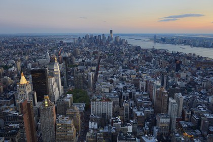 Etats-Unis, New York, Manhattan, vue depuis l'Empire State Building sur la partie sud de Manhattan, le One World Trade Center (1WTC) et la Hudson River