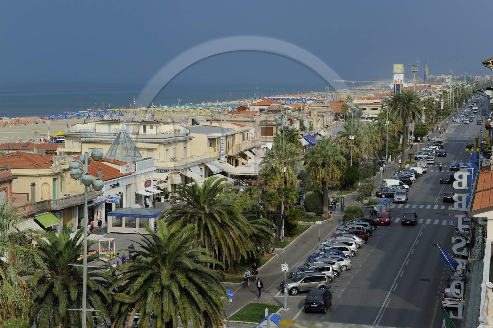 Italie, Toscane, province de Lucques, station balnéaire de Viareggio, la promenade Passeggiata avec ses cafés et ses commerces