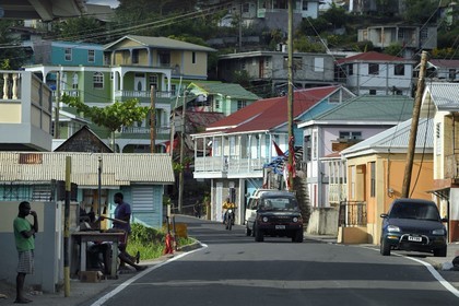 Caraïbes, Ile de la Dominique, la rue principale du village de Mero sur la côte Ouest