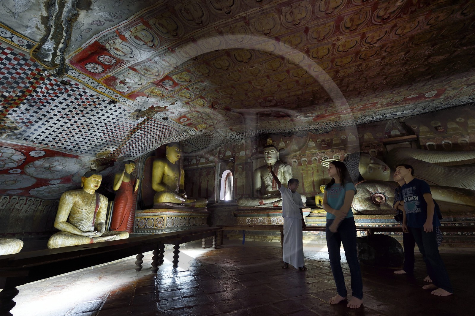 Sri Lanka, province du centre, district de Matale, Dambulla, Temple d'Or, Temple du Rocher Royal aussi appelé Ran Giri (Rocher doré) classé patrimoine mondial de l'UNESCO, la grotte n°2 Maharaja Viharaya est la plus vaste, Bouddha assis les mains jointes en forme de coupe dans la position méditative du dhyana mudra
