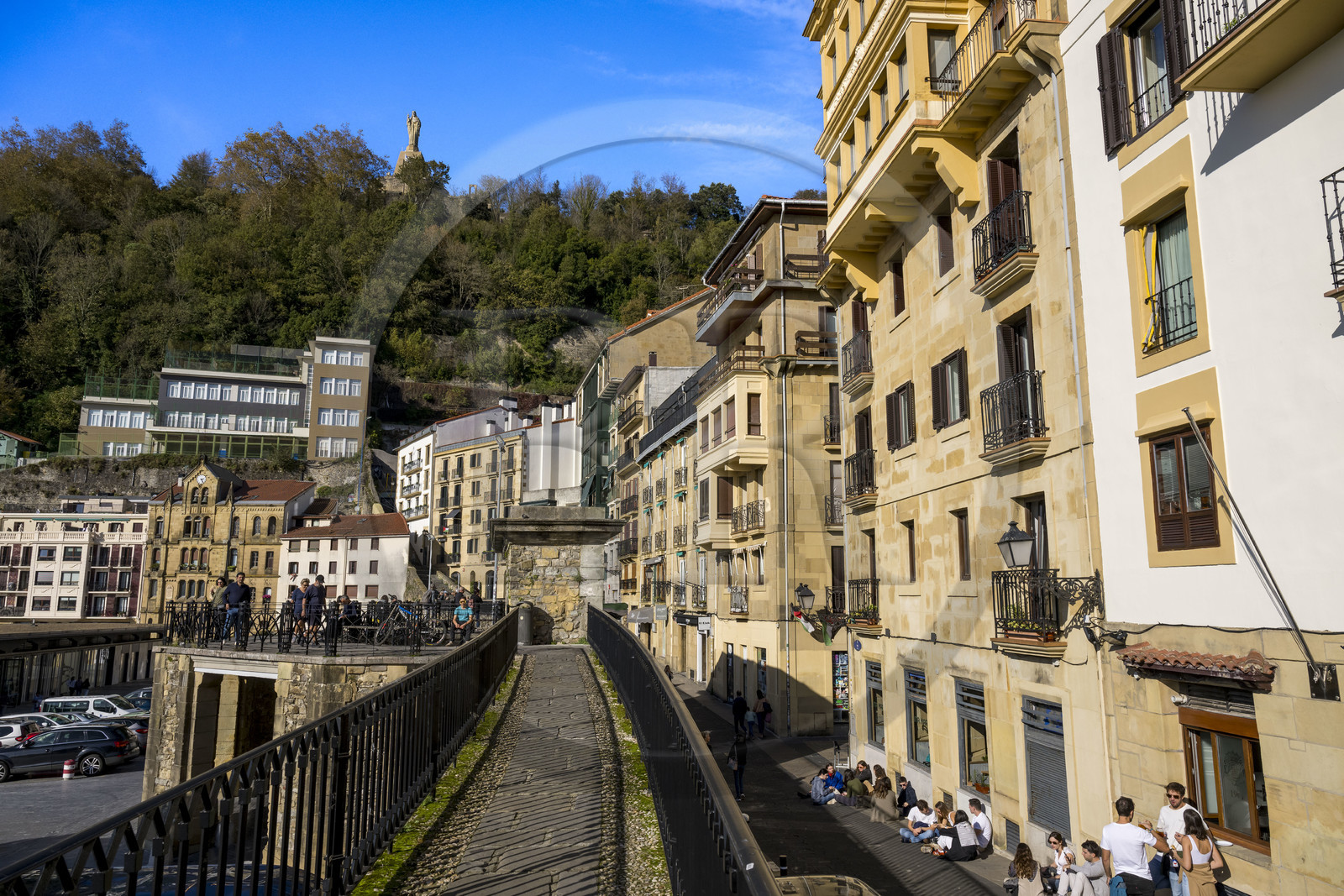 Espagne, province du Guipuscoa (Gipuzkoa), Saint-Sébastien (Donostia), immeubles en bordure du Vieux Port au pied du Mont Urgull et du chateau de La Mota