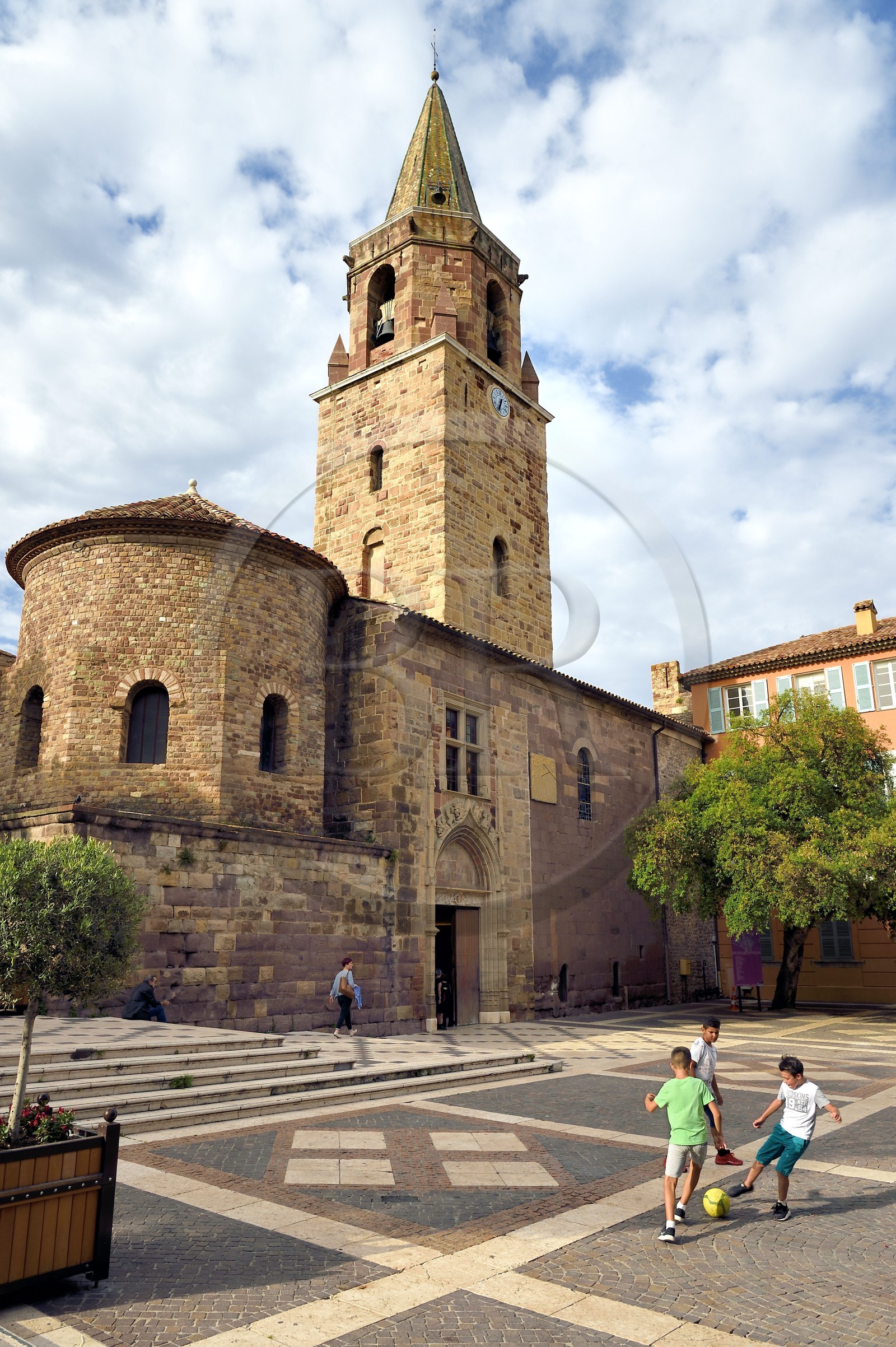 France, Var (83), Fréjus, place Camille Formigé, la cathédrale Saint Léonce (XVIe siècle)