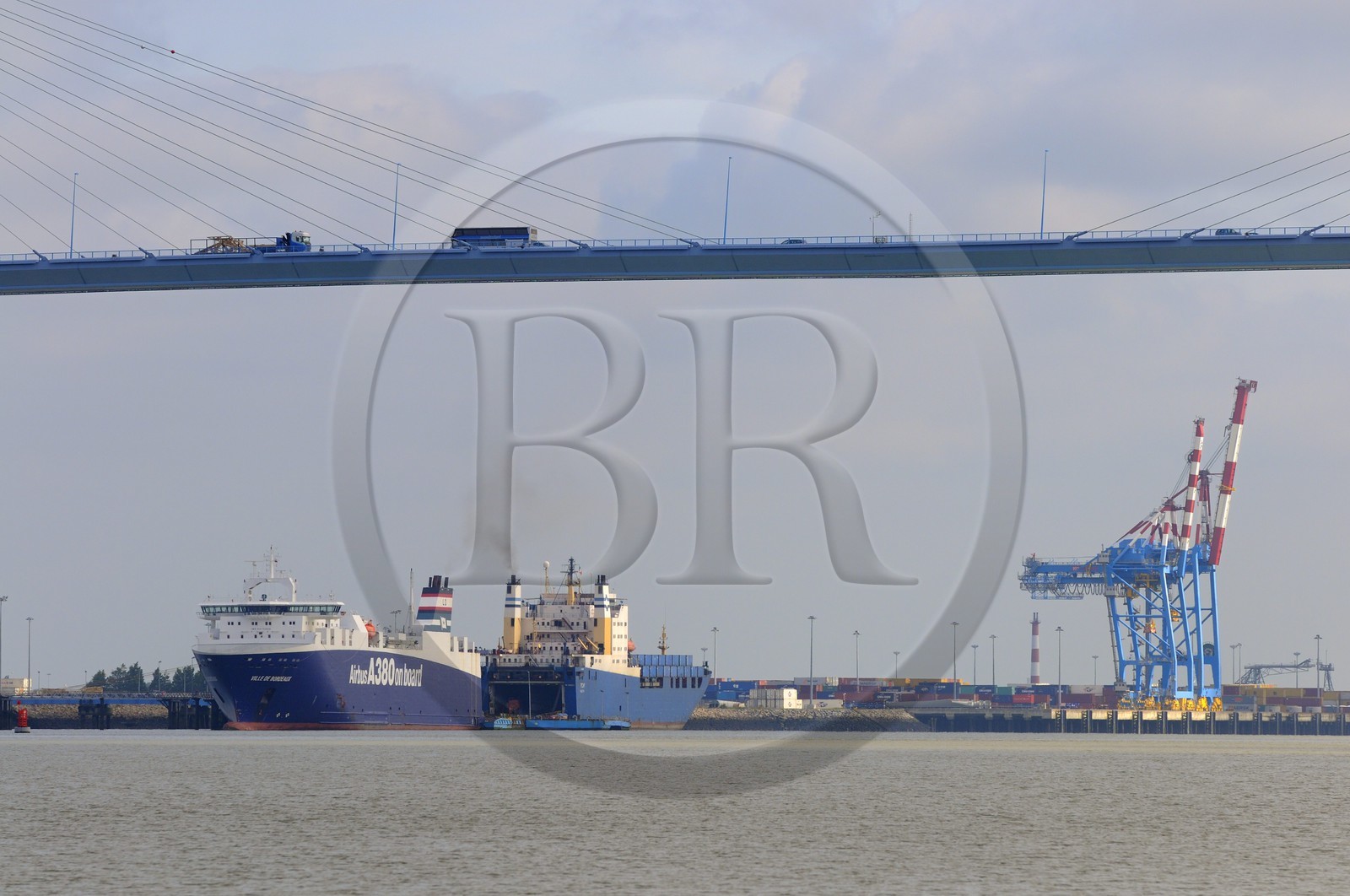 France, Loire-Atlantique (44), port autonome de Nantes Saint-Nazaire, terminal de Montoir de Bretagne et le pont de Saint-Nazaire