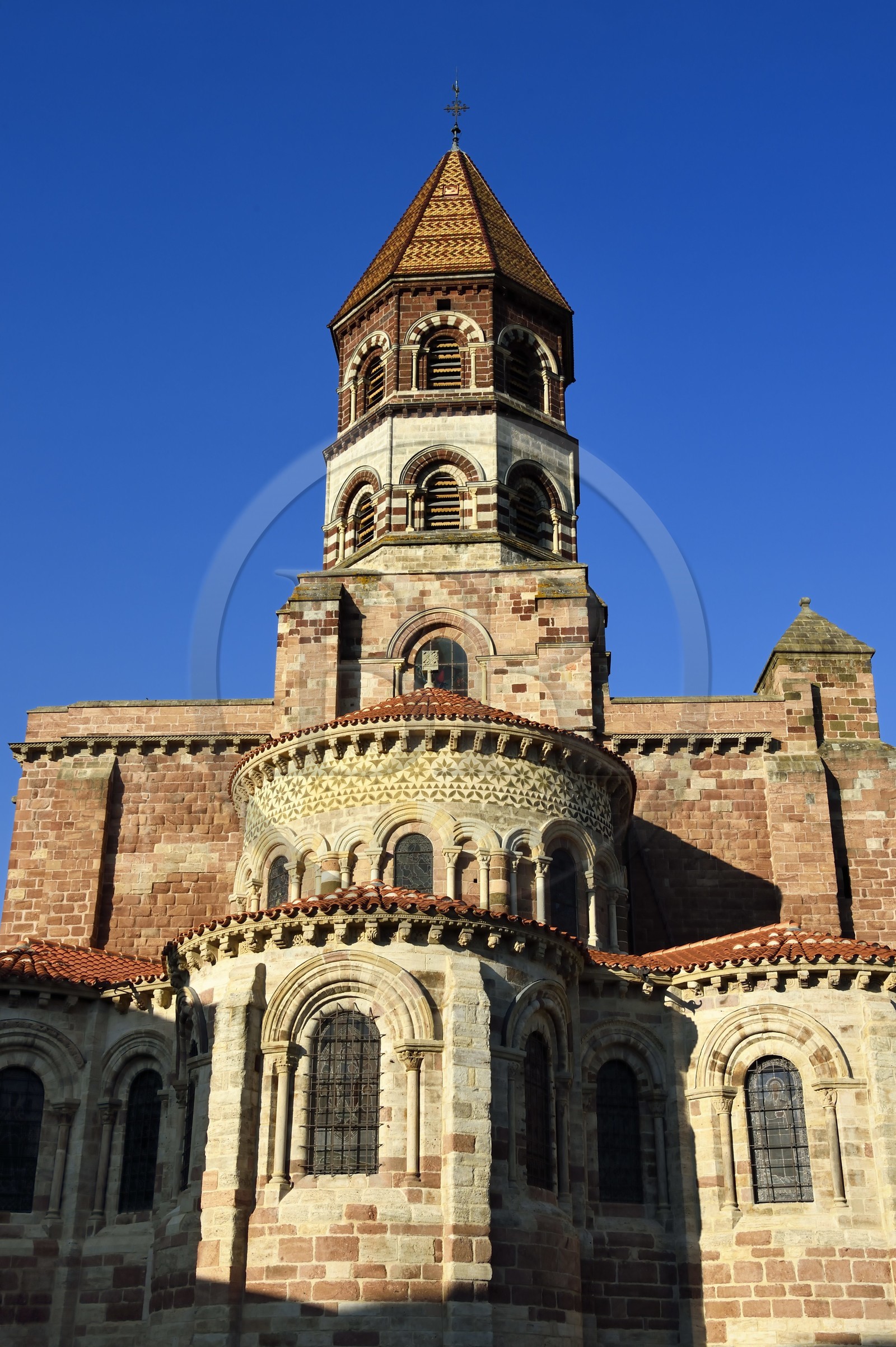 France, Haute-Loire (43), Brioude, la Basilique Saint-Julien de Brioude de style roman auvergnat, le chevet et la chapelle axiale