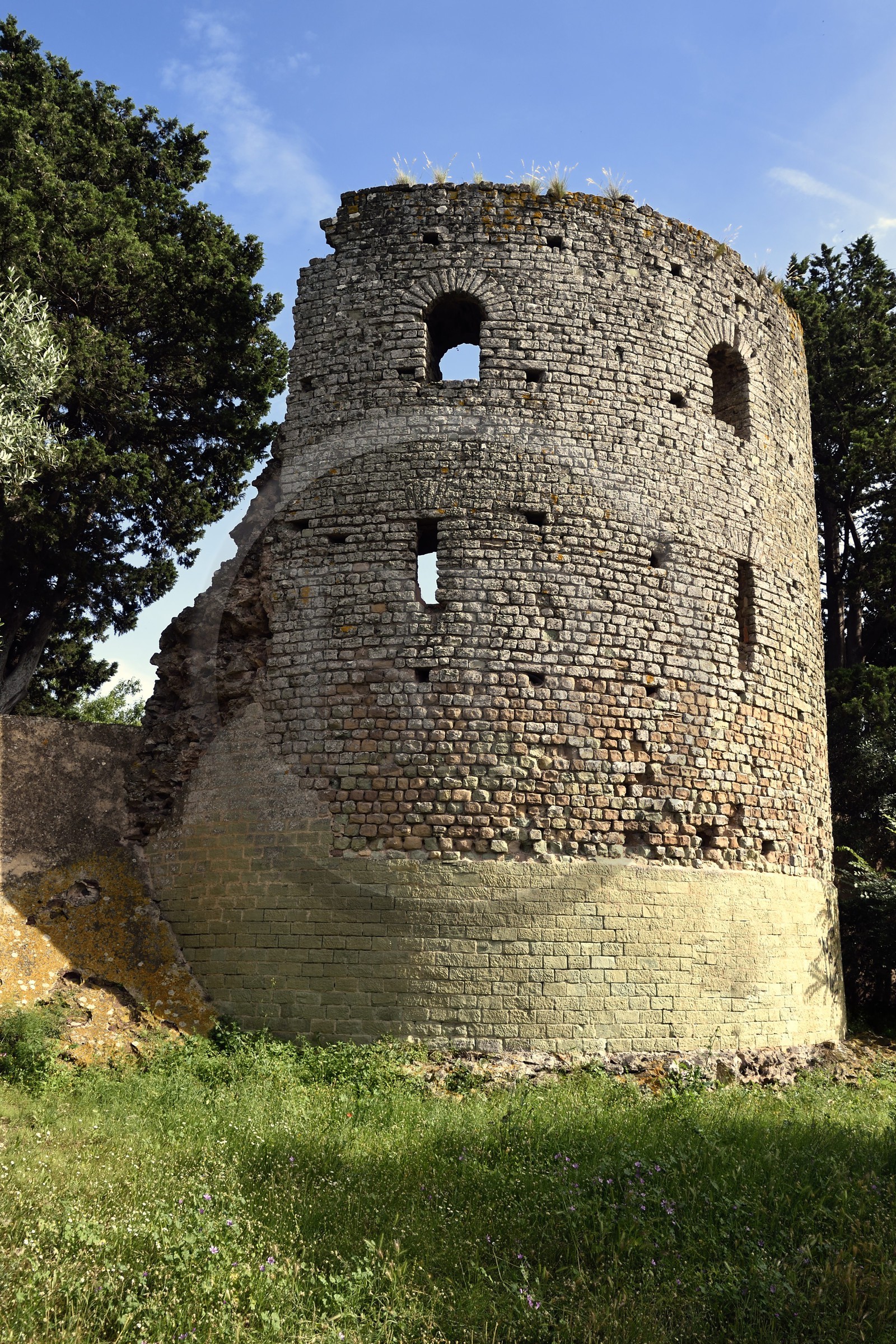 France, Var (83), Fréjus, Forum Julii, tour romaine dans les remparts nord de la cité romaine dans le jardin du Clos de la Tour