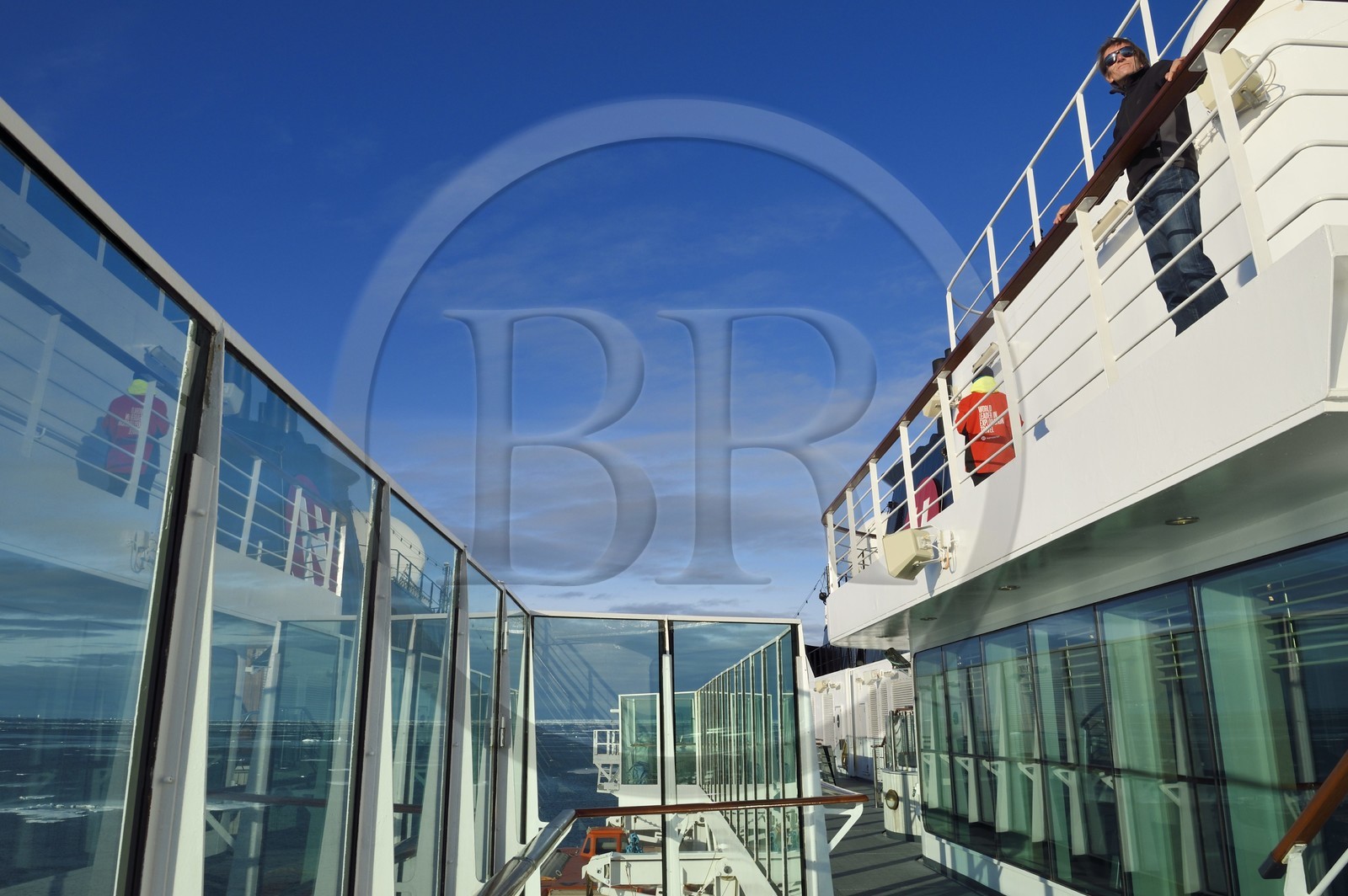Groenland, cote Nord-Ouest, Smith sound au nord de la baie de Baffin, le bateau de croisière MS Fram de la compagnie Hurtigruten progressant entre les blocs de glace de la banquise