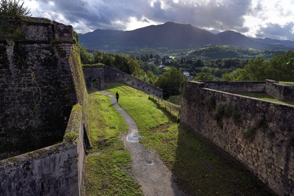 France, Pyrénées-Atlantiques (64), Pays-Basque, Saint-Jean-Pied-de-Port, la citadelle consolidée par Vauban au sommet de la colline de Mendiguren