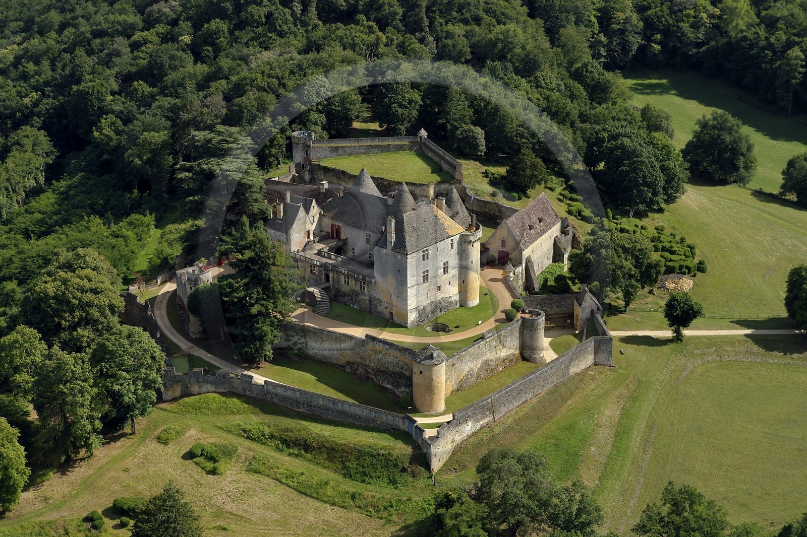 France, Dordogne (24), Périgord Noir, vallée de la Dordogne, Sainte-Mondane, le chateau de Fénelon (vue aérienne)
