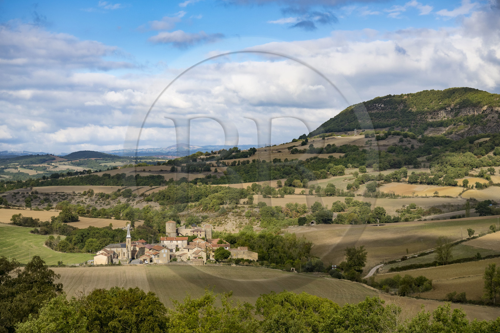 France, Aveyron (12), Causses et les Cévennes, paysage culturel de l'agro-pastoralisme méditerranéen, classés Patrimoine Mondial de l'UNESCO, haut plateau des Causses du Larzac, parc naturel régional des Grands Causses, le village et le chateau de Mélac