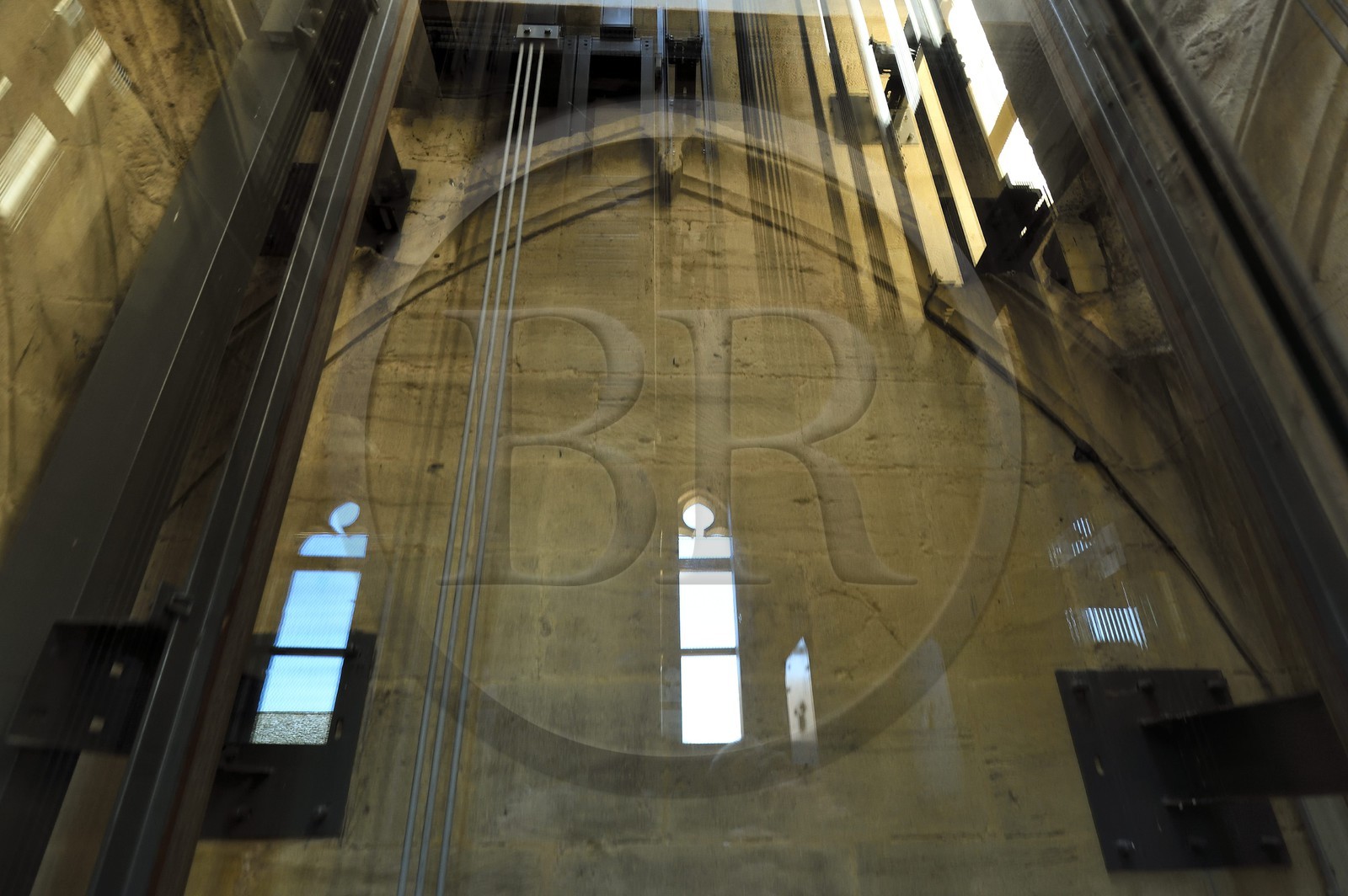France, Dordogne (24), Périgord Noir, vallée de la Dordogne, Sarlat-la-Canéda, ascenseur dans le clocher de l'église Sainte-Marie reconvertie en marché couvert et espace culturel par l'architecte Jean Nouvel, Architecte Jean Nouvel, Mention obligatoire